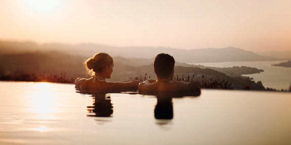 Panorama-Resort-Spa-Feusisberg-Pärchen-im-Pool.jpg